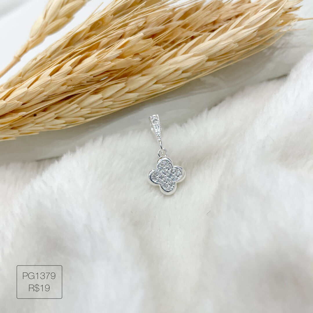 Pingente de Trevo Cravejado Cristal Prateado